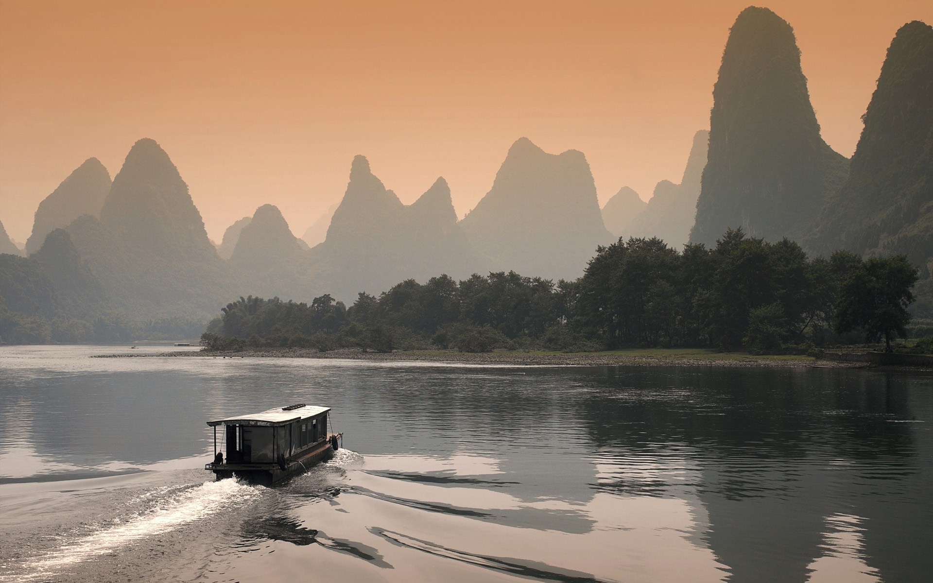 Junks Sailing the Li River, China бесплатно